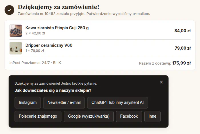 Ciemna karta ankiety z jasnymi przyciskami odpowiedzi na jasnej stronie sklepu